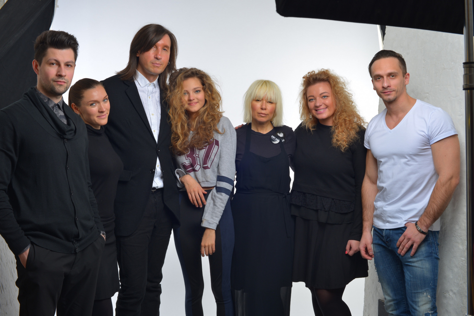 На фото: Дмитрий Трахтенберг, топ-модель Алесия Кафельникова, fashion-дизайнер Сергей Сысоев с командой после съемок 